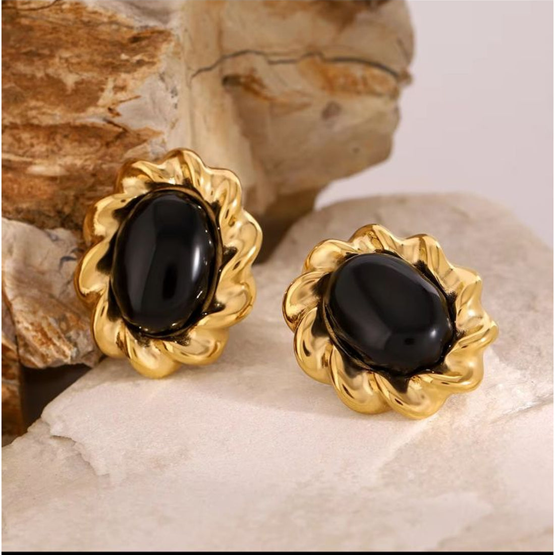 Black Pearl Flower Stud Earrings – Elegant Gold Statement Earrings